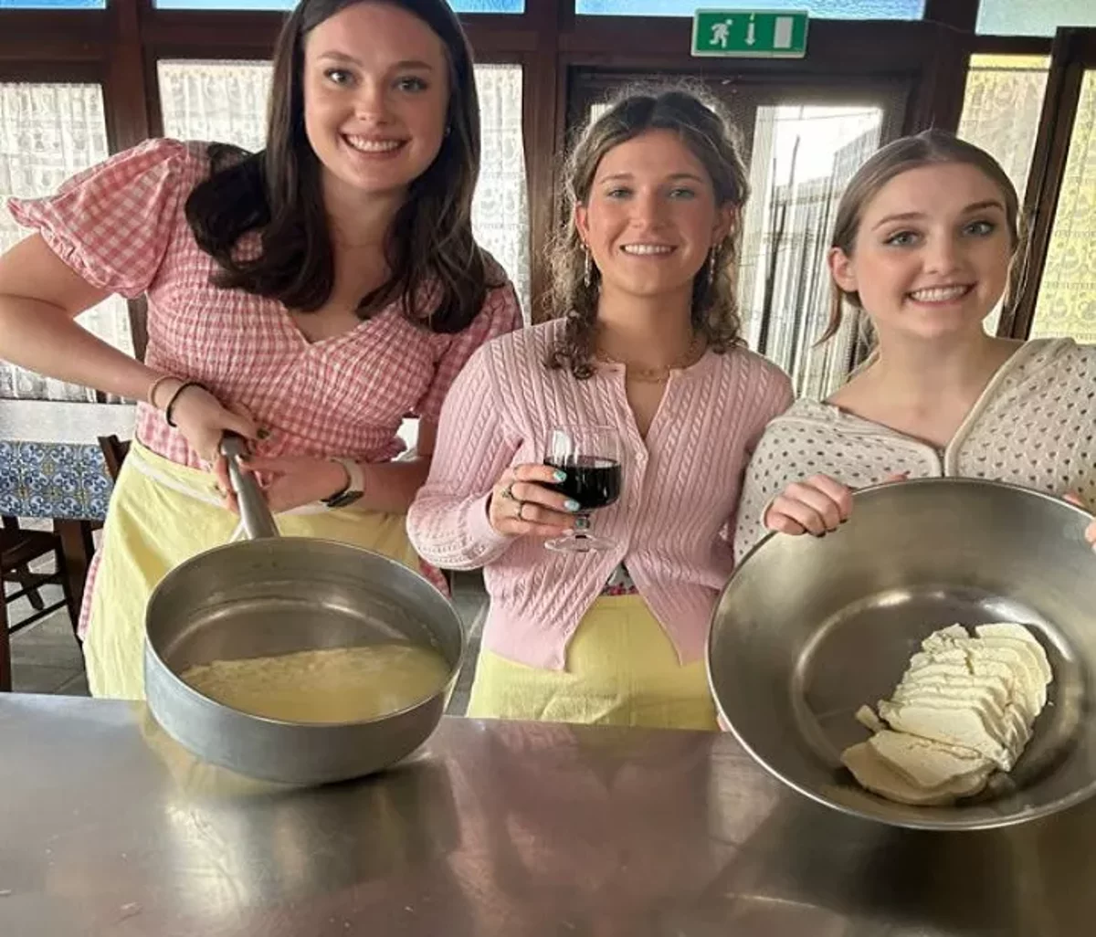 Cours de cuisine sur la Côte Amalfitaine : Préparez des pâtes, de la mozzarella et un tiramisu avec du vin