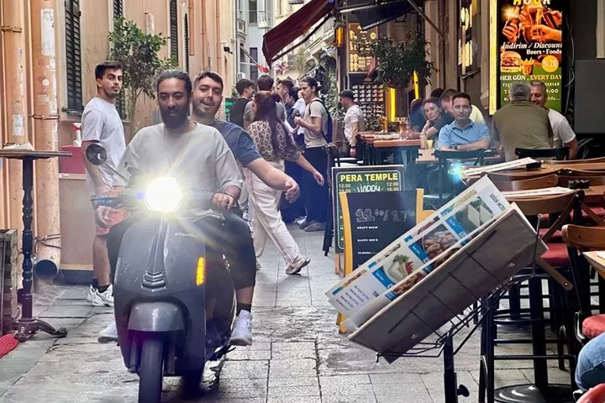 Taksim nach Galata Walking Tour: Geheime Passagen & lokale Treffpunkte