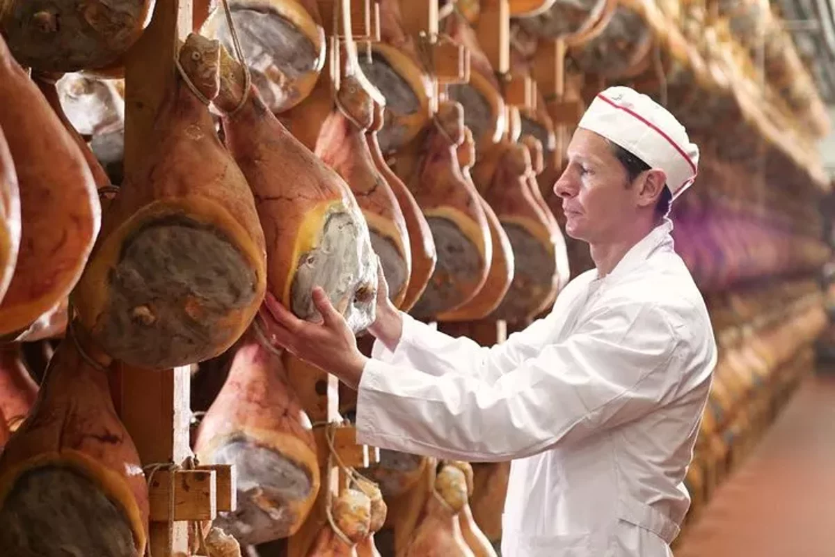 Visite en petit groupe d'une ferme de jambon de Parme