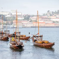 סיור רגלי ב"עיר העתיקה" של Porto עם שייט בנהר (קבוצות קטנות)