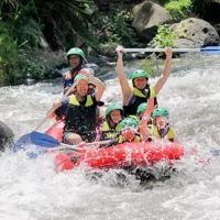 Ganztägige private Wildwasser-Rafting-Tour auf dem Ayung River und Stadtrundfahrt in Ubud