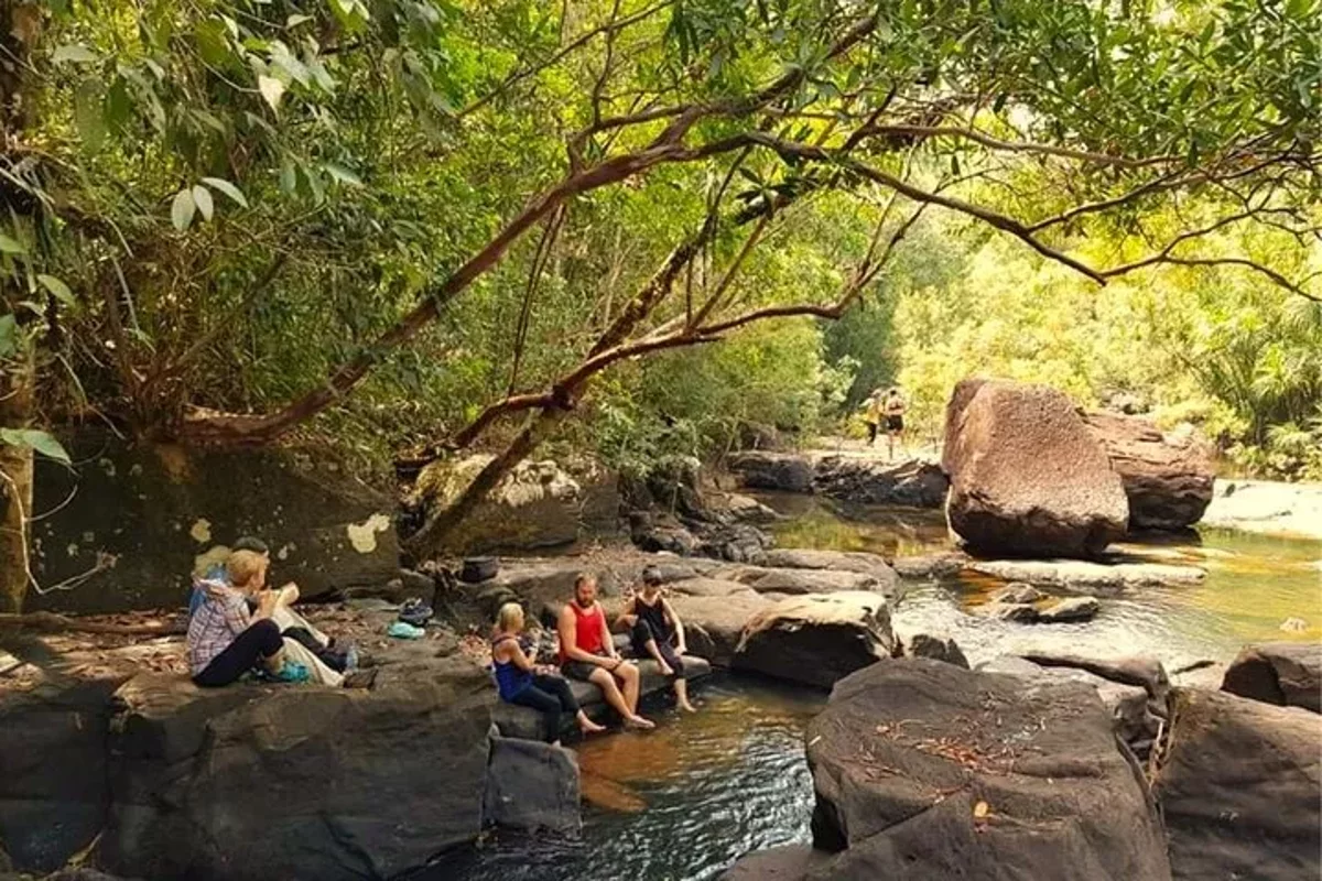 Tour de Trekking por Kbal Spean con Banteay Srei y el Museo de Minas Antipersona