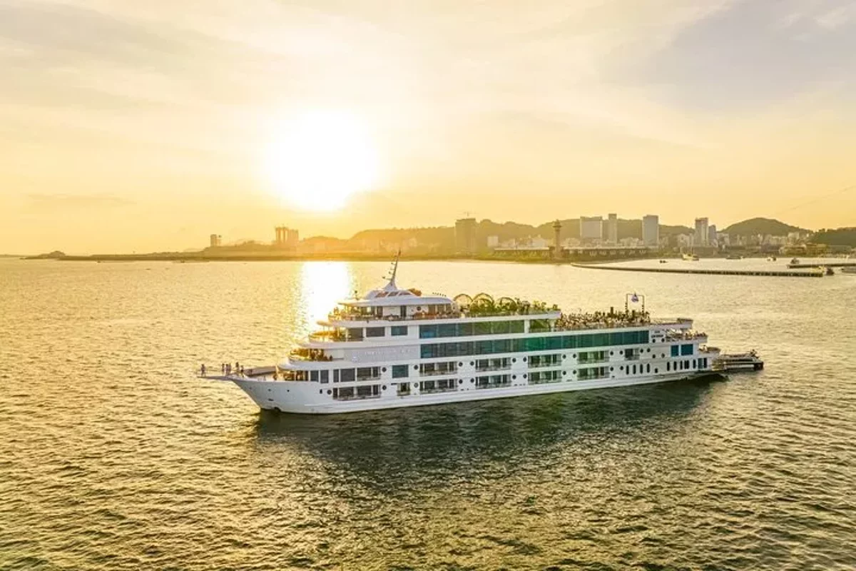 Tour de Día de Lujo de Primera Clase en Ambassador Cruise en la Bahía de Halong