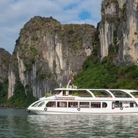 סיור יום פרימיום עם Alova Cruise והסעה מ-Halong Bay