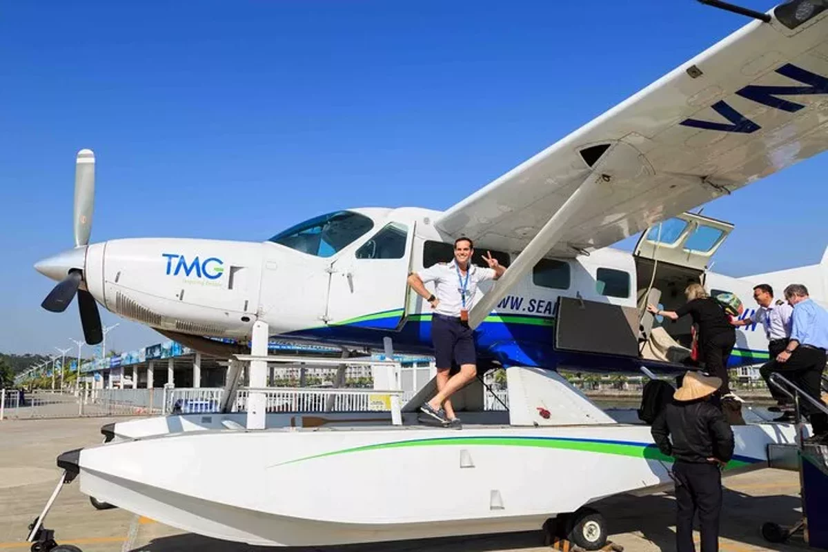 Vuelo Panorámico en Hidroavión y Crucero de Lujo desde Halong