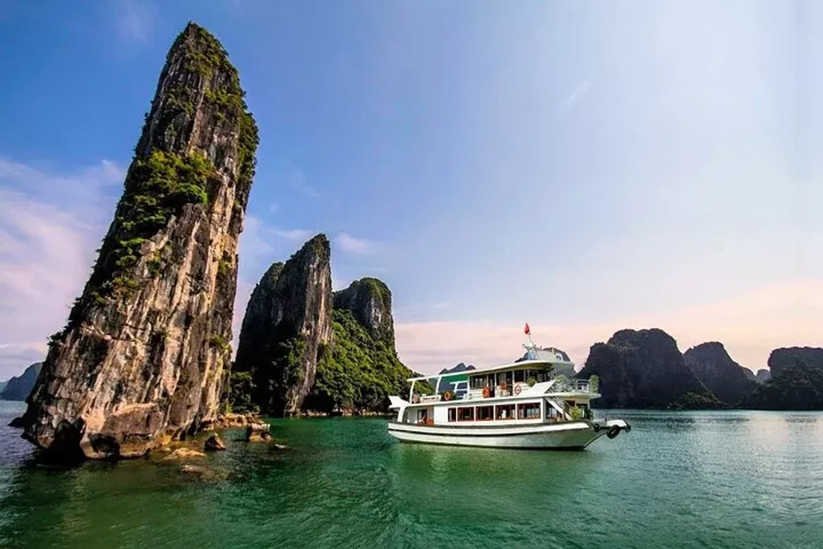 Crucero de Día por Halong Wonder Bay (Grupo Pequeño en Barco y Almuerzo Buffet)