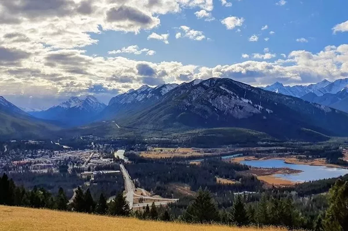 8 Paradas Icónicas. 12 Asientos Cómodos. Descubre lo Mejor de Banff en Primera Clase.