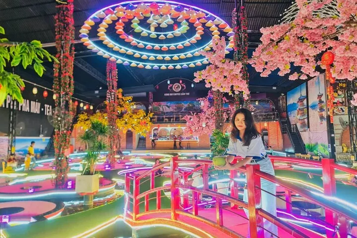 Resplandor en el Mekong: Luz del río, noche de ciudad.