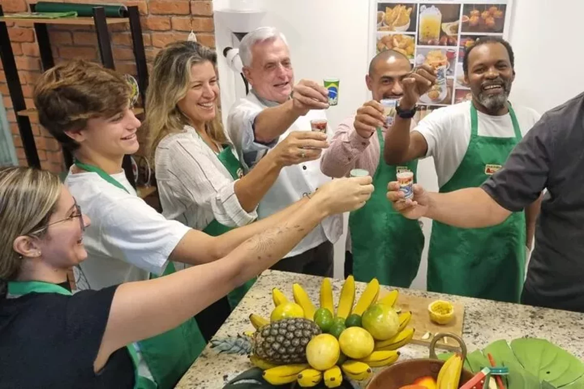 שיעור קוקטיילים ברזילאים ב-Ipanema: 6 משקאות וכוסית שקיעה