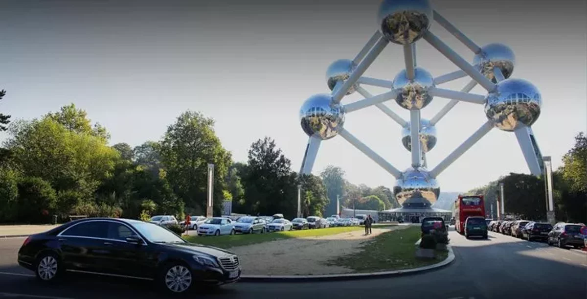 Transfer privado de llegada desde el Aeropuerto de Bruselas a Brujas en coche de negocios