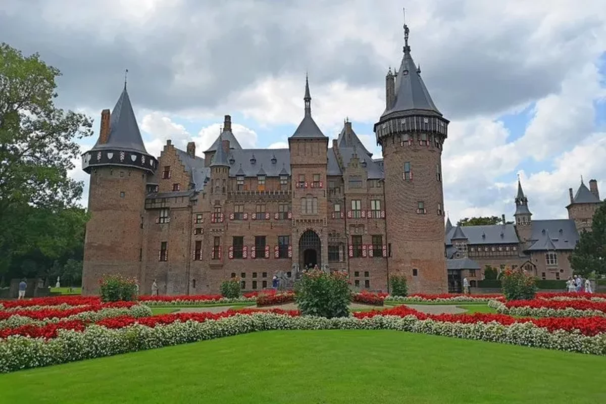 Traslado privado de Bruselas a Ámsterdam con parada en el Castillo De Haar