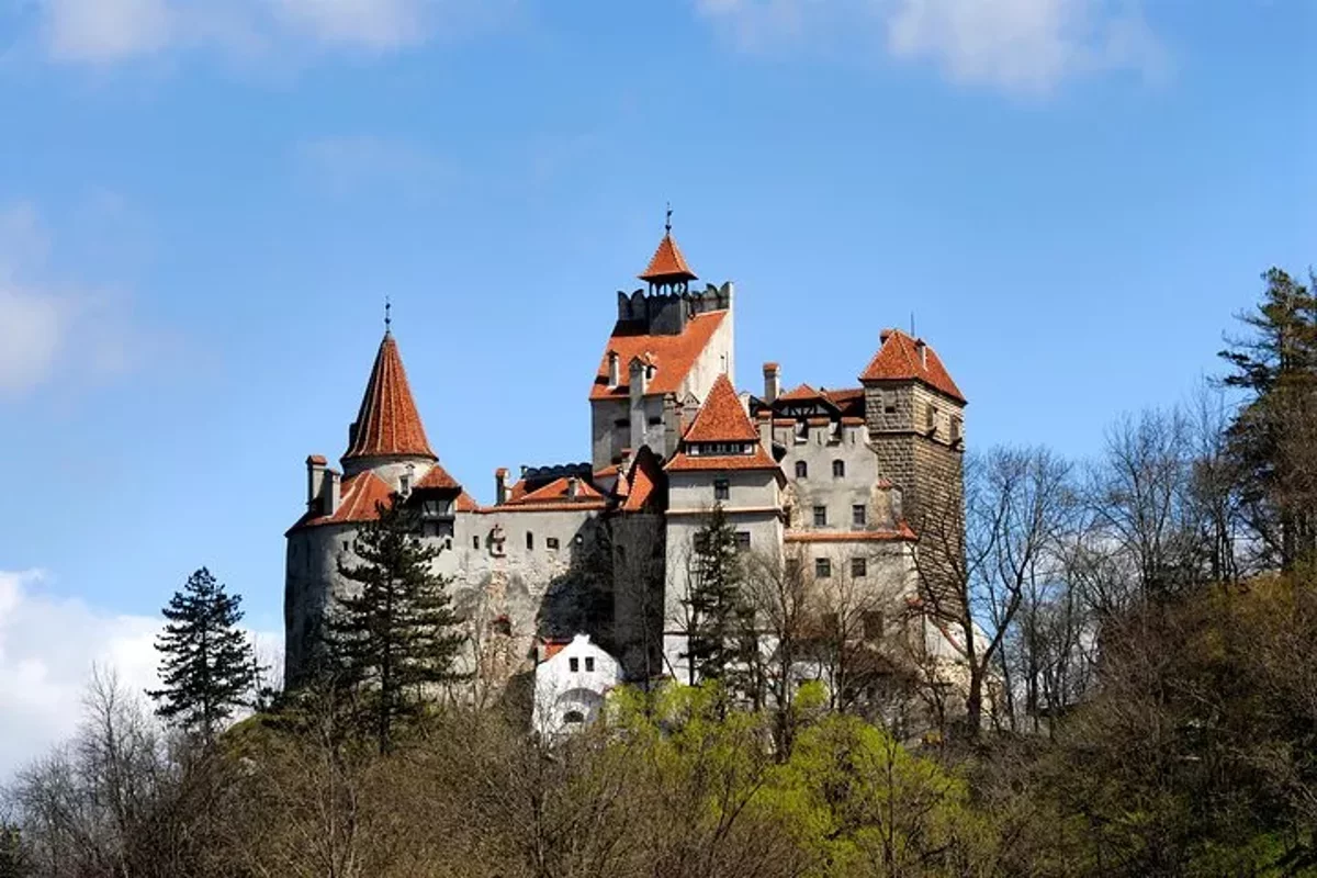 Descubre la Historia del Castillo de Bran y las Fortificaciones Sajonas en Burzenland