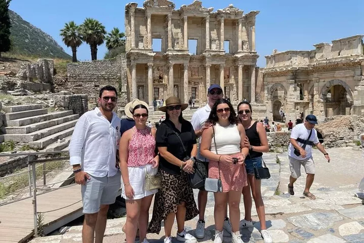 Terrassenhäuser Ephesus Ruinen mit Warteschlangen-Überspringen