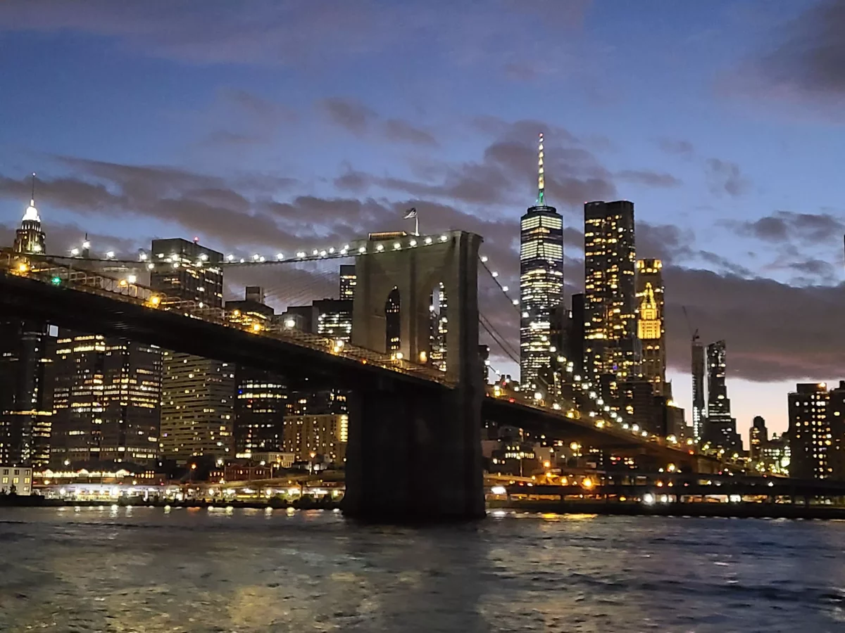 Abendliche Kreuzfahrt mit Blick auf die Manhattan Skyline und die Freiheitsstatue
