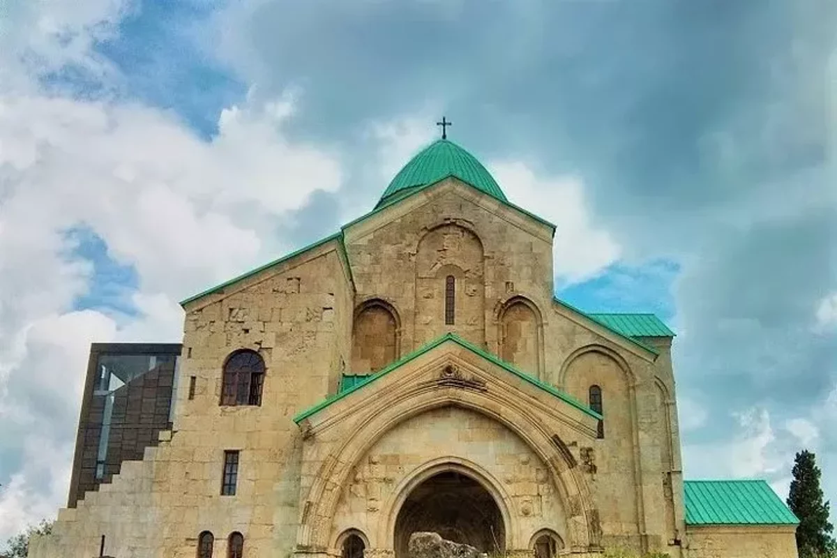 Kutaisi entdecken: Tour zu Bagrati, Motsameta & Sataplia