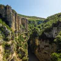 Ganztägige Tour zum Bogova-Wasserfall und den Osum-Flussschluchten