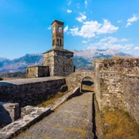 Visite guidée de Gjirokaster : Bazar – Le Château – Maison Zekate