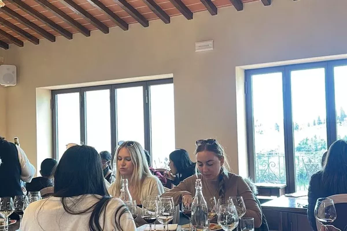 Tour en Vespa en Toscane avec déjeuner en cave et dégustation de vins dans le Chianti